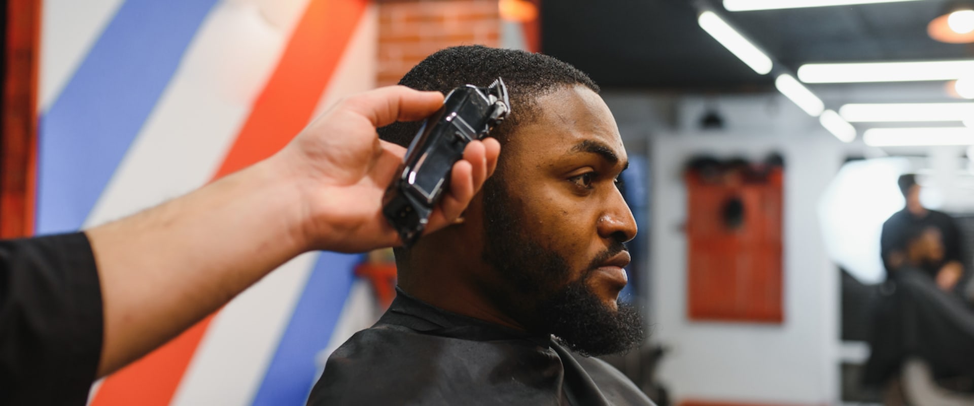 The Distinction Between a Barber and a Hairstylist: An Expert's Perspective